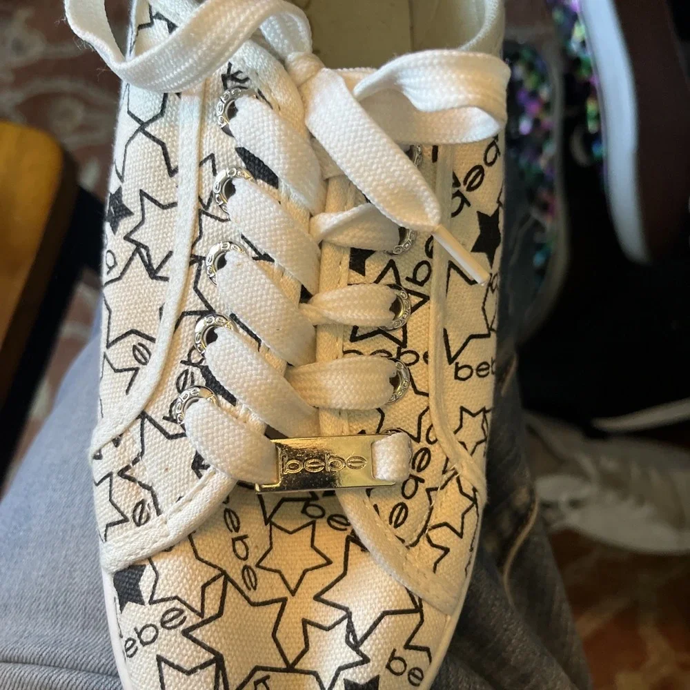 Women's‎  Size 7.5 Bebe Stars Logo Tie Tennis Shoes Sneakers - Picture 5 of 8